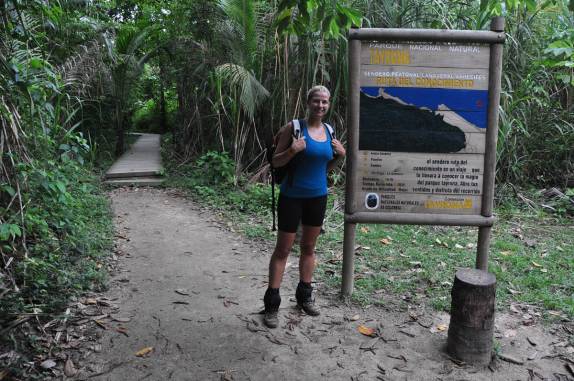 Início de caminhada no Parque Nacional Tayrona, no litoral norte da Colômbia